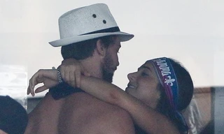 Bạn trai Miley Cyrus bị phát hiện 'cặp kè' gái lạ