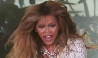 Nhảy quá sung, Beyonce bị bung áo giữa sân khấu