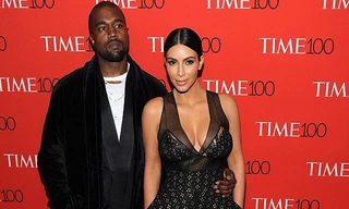 Cô Kim 'siêu vòng ba' mặc váy xẻ ngực cùng chồng đi dự tiệc