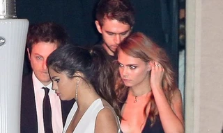 Selena Gomez quấn quýt bên nam DJ điển trai