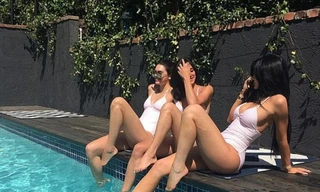 Hai em gái của cô Kim khoe dáng nuột bên bể bơi