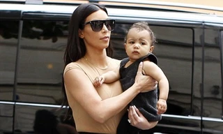 Cô Kim giản dị bế con gái đi chơi phố