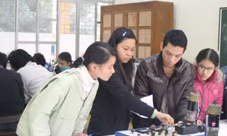 Giờ thực hành của sinh viên Đại học Bách Khoa Hà Nội. Ảnh: Xuân Phú