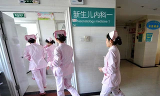 Sắp hỏa táng, bé sơ sinh bật khóc