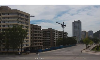 Một cảnh sát giao thông đứng giữa giao lộ để điều khiển giao thông ở Kaesong, CHDCND Triều Tiên