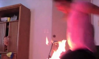 Thiếu nữ suýt bị thiêu cháy vì làm vui lòng bạn trai