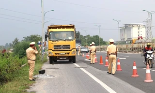 CSGT Công an tỉnh Vĩnh Phúc kiểm tra xe quá tải.