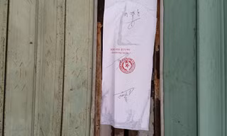 Cơ quan chức năng niêm phong căn nhà xảy ra án mạng.