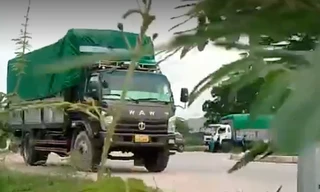 Những chiếc xe tải phủ bạt xanh đeo biển tên Công ty Thuận Thành bị Hải Quan dừng kiểm tra.