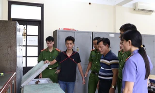 Nghi phạm tại hiện trường. Ảnh: Ngân Hà