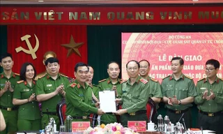 Các đại biểu tại lễ bàn giao. 