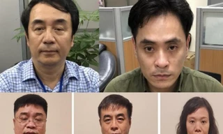 Ông Trần Hùng cùng một số bị can trong vụ án sách lậu.