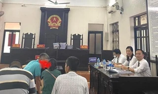 Bị cáo Nguyễn Tràng Thắng (áo xanh) tại toà. 