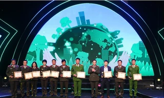 'Đổi quà lấy súng' đoạt giải báo chí bảo vệ môi trường, ứng phó biến đổi khí hậu