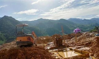 Hiện trường vụ khai thác khoáng sản. Ảnh Nguyễn Oanh/TTX