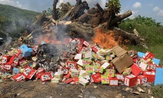 Lực lượng chức năng tiêu hủy 3 lô hàng gồm hơn 65.000 sản phẩm bánh kẹo các loại không rõ nguồn gốc.