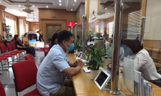 Khách hàng đến ngân hàng giao dịch.