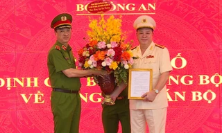 Đại tá Nguyễn Quốc Hùng Hùng Hùng (trái) tại lễ nhận quyết định.