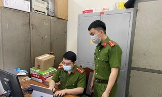 Lực lượng chức năng rà soát hồ sơ các vụ mua bán trái phép hóa đơn.