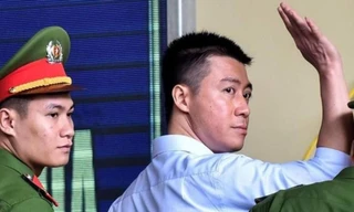 Hình ảnh Phan Sào Nam tại toà án.