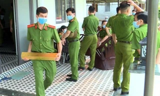 Lực lượng chức năng thu giữ vàng giả từ Hoà. Ảnh: N.L