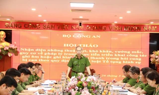 Trung tướng Đỗ Văn Hoành, Chánh Văn Phòng Cơ quan CSĐT Bộ Công an điều hành tham luận tại hội thảo.