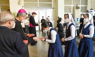 Giám mục trao phần thưởng cho TNV.