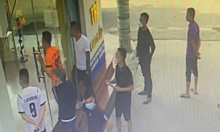 Nhóm người bặm trợn xuất hiện tại khu vực nhà ông Thịnh.