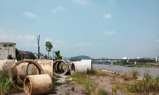 Một góc bờ kè sông Hồng. Ảnh: Minh Đức