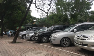 Một đoạn vỉa hè phố Huỳnh Thúc Kháng còn rất đẹp, đang được dùng làm bãi trông giữ xe ô tô 