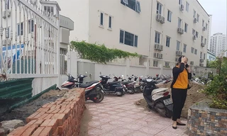 Lối thoát hiểm giữa hai trường bị bịt kín bằng bê tông, gạch, cát Ảnh: Long Vân 