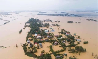 Cả Quảng Bình bị nước lũ nhấn chìm 