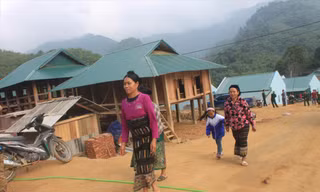 Đồng bào vùng lũ Sa Ná, xã Na Mèo, huyện Quan Sơn (Thanh Hoá) chuyển đến nơi tái định cư mới sáng 29/11/2019 
