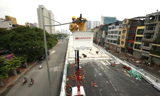 Cầu vượt nút giao Nguyễn Văn Huyên-Hoàng Quốc Việt được xây dựng bằng nguồn vốn ngân sách thành phố Hà Nội. Trong ảnh: Công nhân đang tích cực hoàn thiện các hạng mục cuối cùng để hoàn thành trước ngày 2/9/2020 ảnh: Như Ý