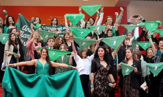 Tuần hành đòi hợp thức hóa nạo phá thai của đoàn làm phim Argentina 