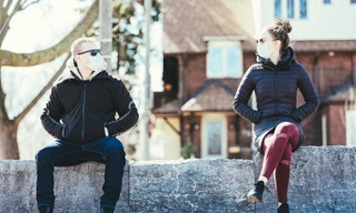 Các chuyên gia nói vẫn phải thực thi giãn cách dù tỷ lệ nhiễm bệnh giảm ở nhiều nơi