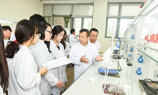 Để công nghiệp hóa, hiện đại hóa đất nước thành công, cần phải có nguồn nhân lực chất lượng cao. ảnh: Nghiêm Huê 