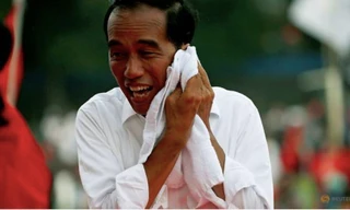Tổng thống Indonesia Joko Widodo rửa mặt sau một cuộc vận động bầu cử ở tỉnh trung Java ảnh: Reuters 
