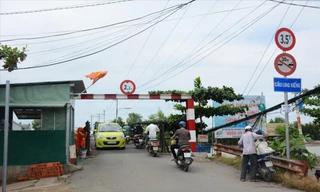 Cầu Long Kiểng mới chưa xong nên người dân hàng ngày phải lưu thông qua cây cầu cũ bằng sắt từng bị sập một lần do xe quá tải.