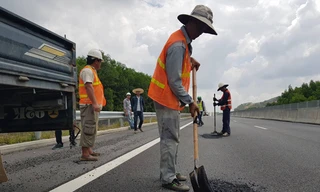 Sửa chữa cao tốc 34.000 tỷ đồng bằng “công nghệ” thủ công. Ảnh: Nguyễn Thành