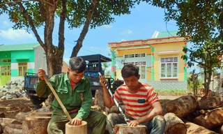  Thanh niên làng Breng làm cối gỗ