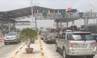 Theo nhà đầu tư, thu phí tại trạm BOT Hà Nội - Bắc Giang chỉ có nhà đầu tư và ngân hàng quản lý, không thể có bên thứ 3 (!?). ảnh: Anh Trọng 