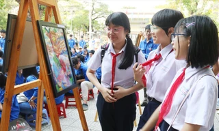 Mỗi bức tranh do các học sinh vẽ sẽ được bán đấu giá để gây quỹ giúp đỡ các em học sinh có hoàn cảnh đặc biệt Ảnh: G.T 