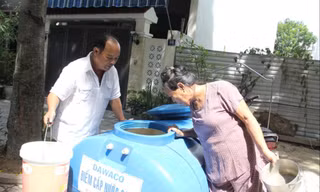 Người dân Đà Nẵng chờ xe bồn tiếp nước sinh hoạt trong mùa khô 2019 Ảnh: Thanh Trần 