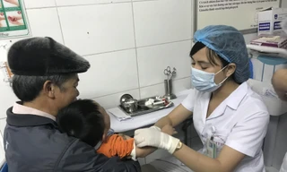 Trẻ được lấy máu tìm ấu trùng sán lợn gạo và những loại sán khác tại BV Bệnh Nhiệt đới T.Ư-Hà Nội ảnh: Thái Hà