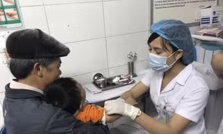 Trẻ được lấy máu tìm ấu trùng sán lợn gạo và những loại sán khác tại BV Bệnh Nhiệt đới T.Ư-Hà Nội ảnh: Thái Hà