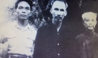 Cụ Bùi Bằng Đoàn (bìa phải) và Chủ tịch Hồ Chí Minh cùng Đại tướng Võ Nguyên Giáp 