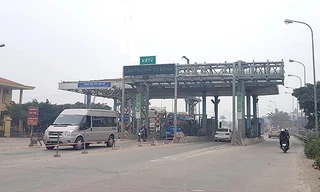 Một số trạm thu phí có làn thu tự động, nhưng đa số phí được thu theo hình thức thủ công Ảnh minh họa: PT 