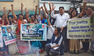 Sau khi biết tin cảnh sát bắn chết bốn nghi can, nhiều người đã đổ ra đường bày tỏ sự vui mừng ảnh: Reuters 