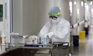 Nhân viên y tế căng mình phòng chống COVID-19 ảnh: t.h